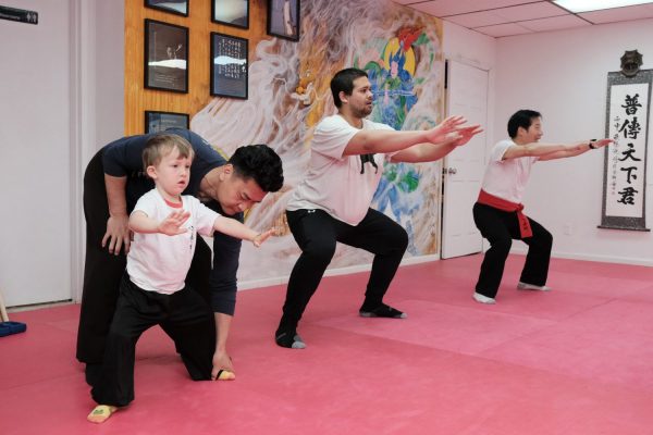 杨龙飞在心武门武馆课堂上给小学员纠正武术动作