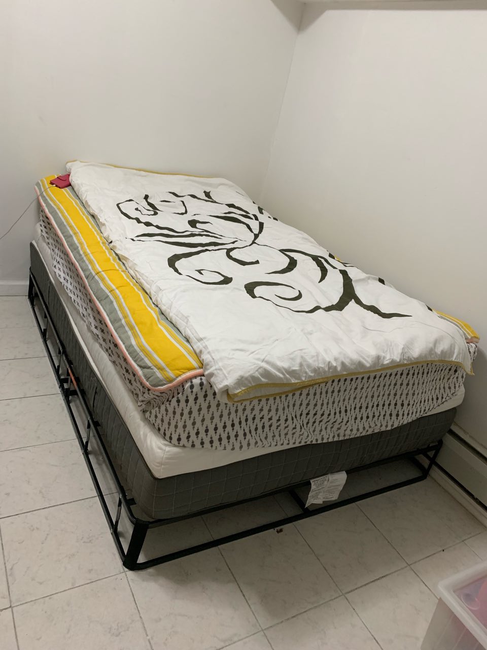 full size 铁床架+床垫 便宜賣 聯繫電話：347-822-1461