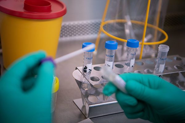 美国医学报告披露,粪便或为新型冠状病毒传播的媒介。这意味着除了戴口罩外,人们还需要注意其它卫生问题。(Marijan Murat / dpa / AFP) / Germany OUT