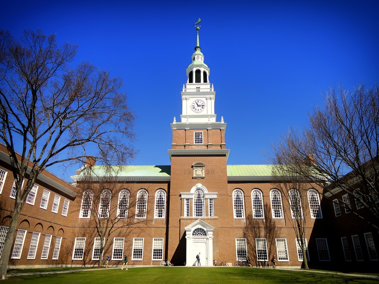 挑战梦想的高峰：盘点2023年美国最难进的20所大学 毕业后高薪就业13. 达特茅斯学院Dartmouth College