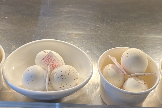 烤好的鸡蛋外壳白中带有斑点
