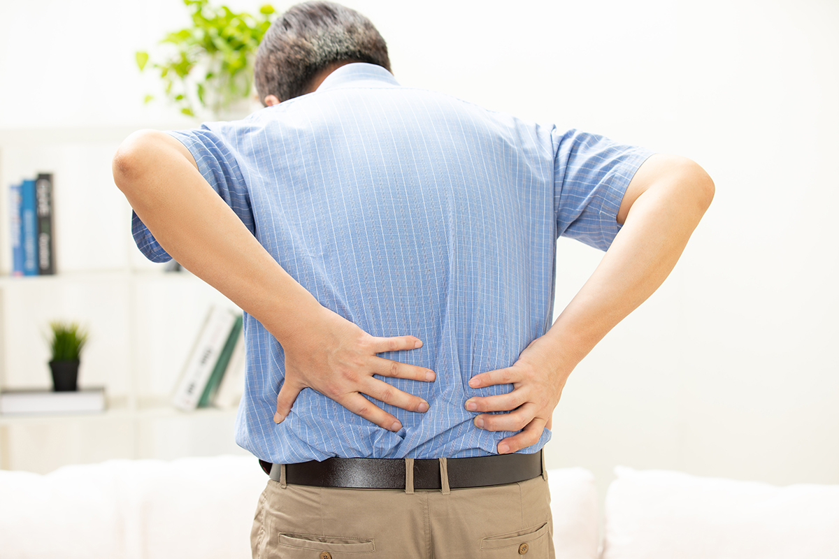  腰痛特定位置 肌肉拉伤 椎间盘问题 脊柱疾病 腰痛