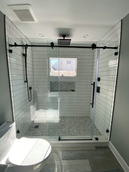 纽约长岛,淋浴玻璃门,淋浴门,家居设计,淋浴门浴室,浴室设计,木地板,瓷砖,浴室.淋浴门选购,家居设计