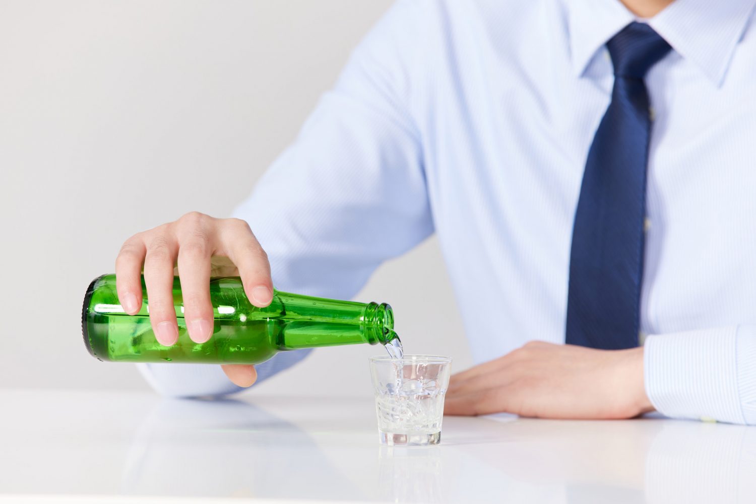 喝酒的男士