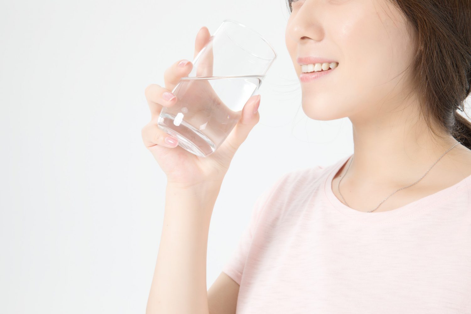多喝水和增加膳食纤维的摄入是预防和解决便秘的首要步骤。