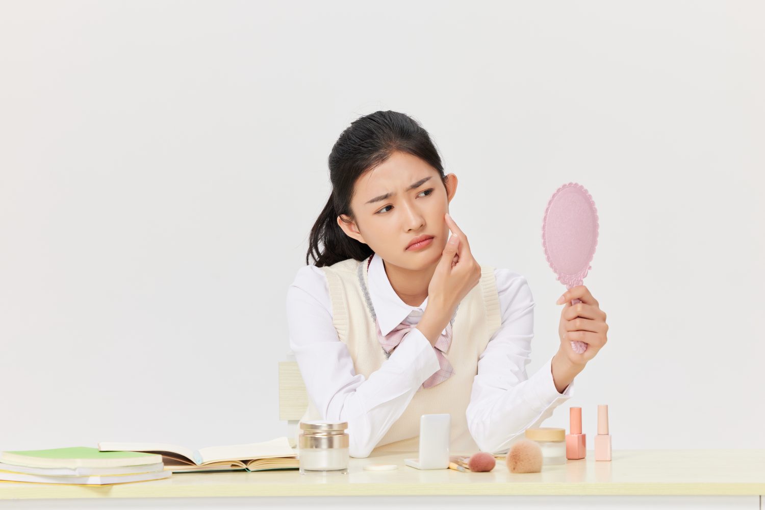 为了有效应对由口罩使用引起的青春痘问题，采取适当的护肤策略至关重要。