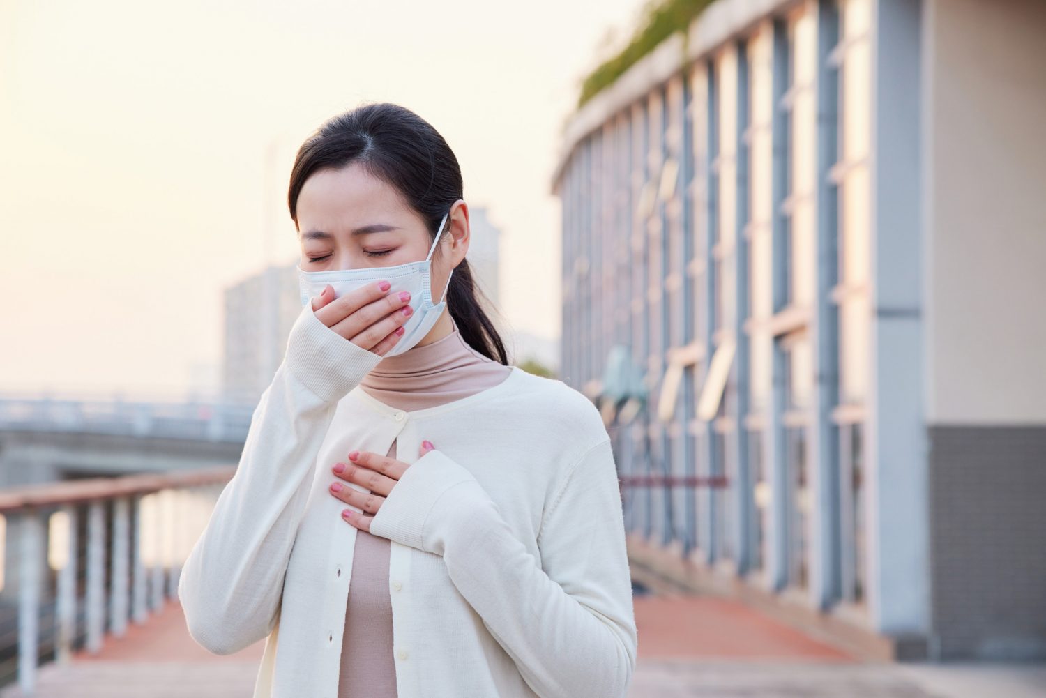 佩戴口罩成为日常生活的一部分后，许多人发现自己的青春痘问题似乎有所加剧。