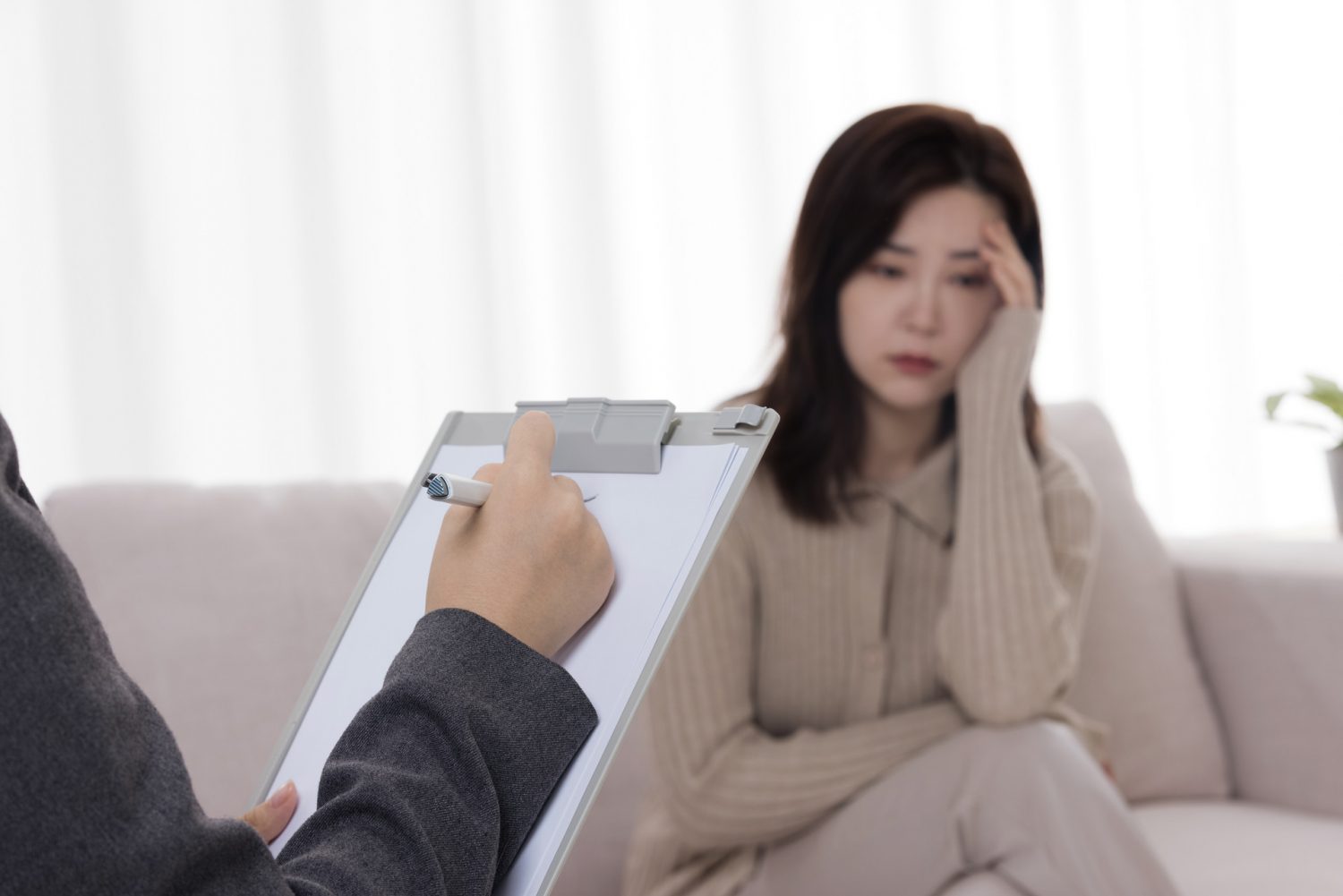 便秘与忧郁症之间存在复杂的相互作用，形成了一种恶性循环。