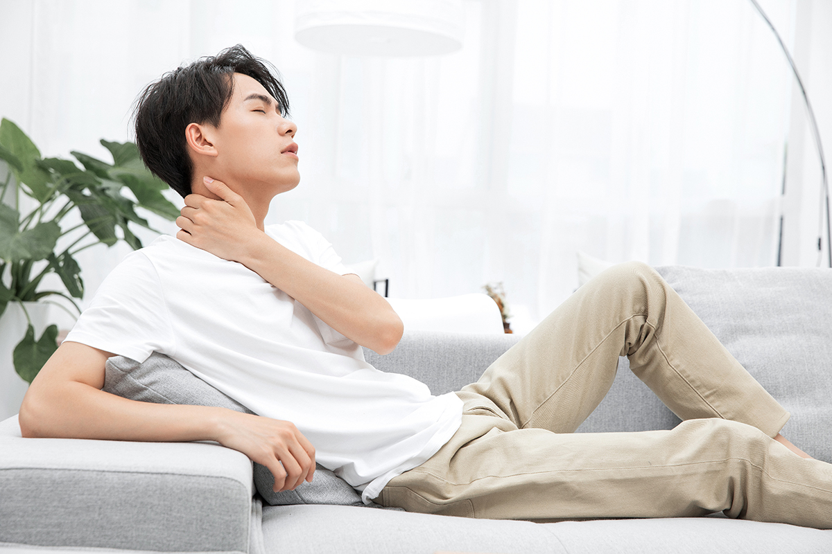 脖子痛 颈痛 缓解方法 姿势不良 肌肉紧张 颈部拉伸 