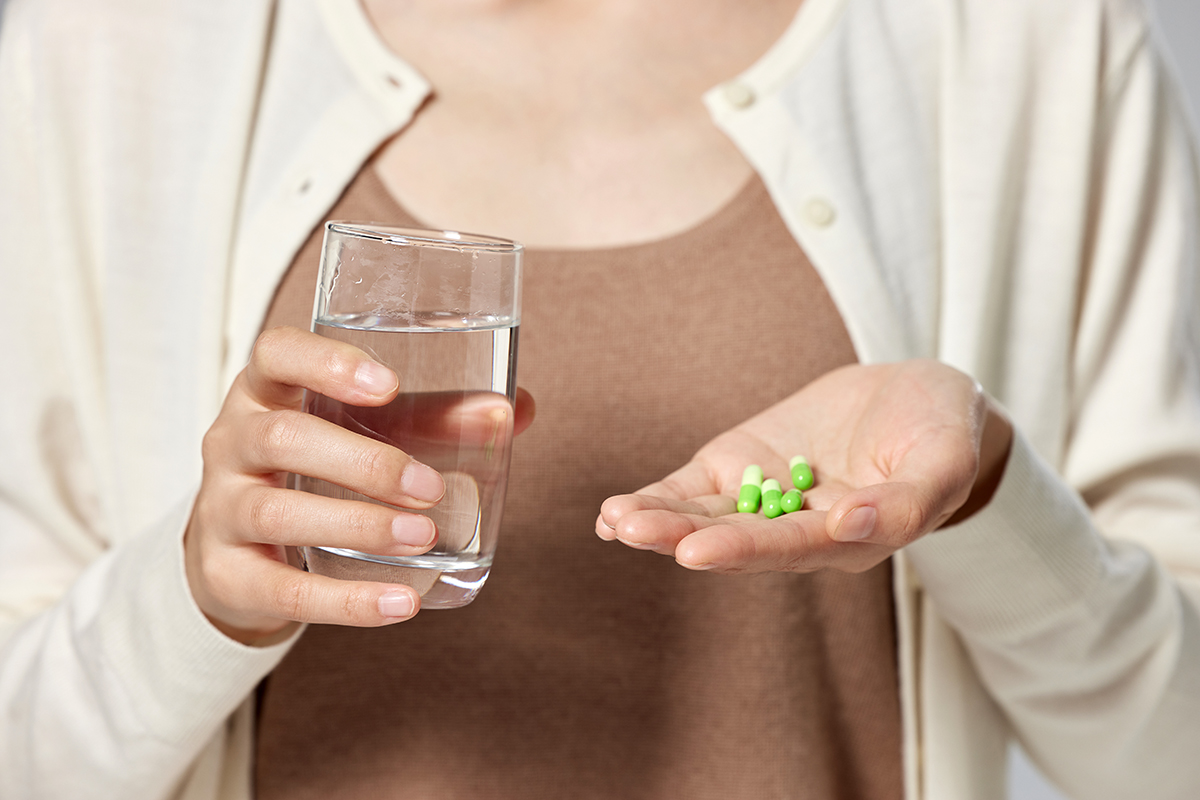 腰痛 治疗方法 物理治疗 针灸 脊椎调整 药物治疗 手术 替代疗法 自我管理 痛症科医生