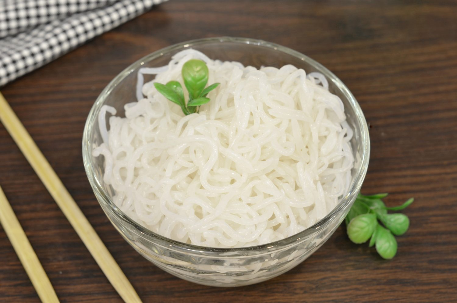 蒟蒻（魔芋）因其低热量、高纤维的特性而广受欢迎，被认为是帮助减肥和改善便秘的健康食品。