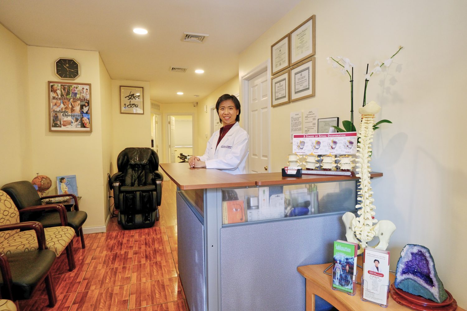 脊椎神经科医生、正骨医生,脊椎矫正医生,腰间盘突出治疗、坐骨神经痛、椎间盘突出