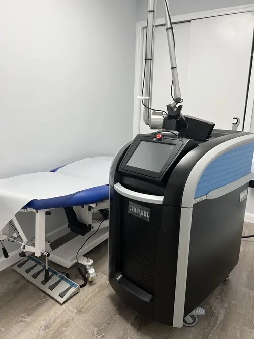 法拉盛皮肤科治疗室内的 Cynosure 激光平台与治疗床设备