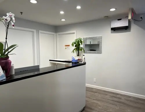 法拉盛皮肤科诊所前台大厅与接待台,卓艺皮肤科 Exceptional Dermatology