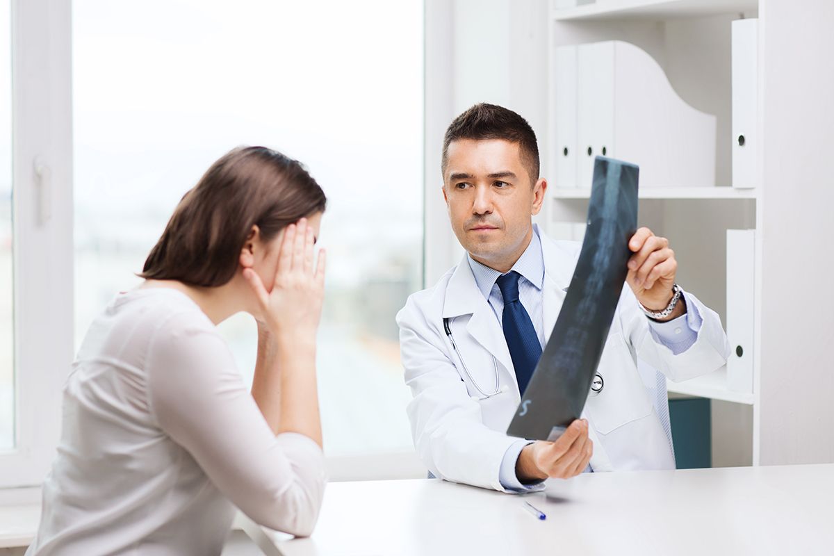 解决腰痛困扰：你需要看骨科医生吗？